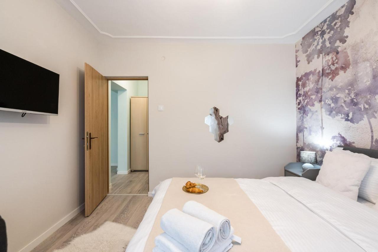 Felicity Apartment By The Park Bucarest Esterno foto
